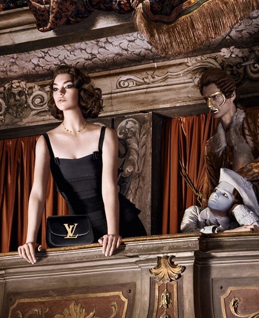 Campanha da Louis Vuitton - bolsa Vivienne Louis Vuitton e relógio Louis Vuitton Tambour