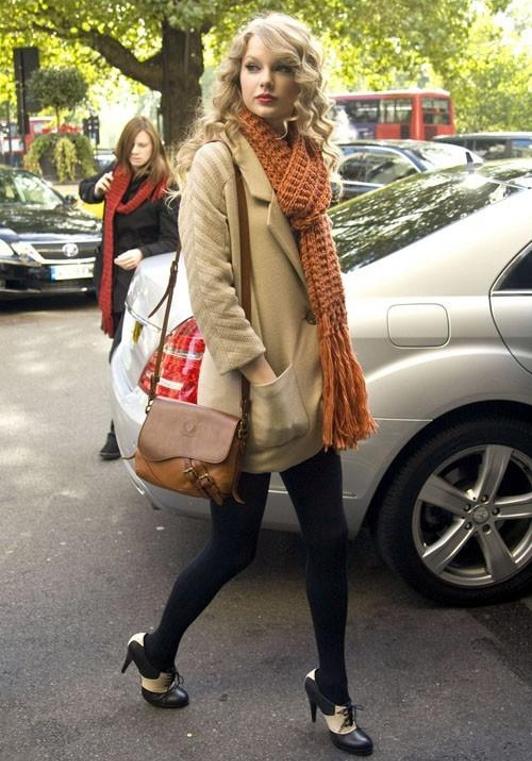 Taylor Swift de sapato oxford + meia calça fio 80